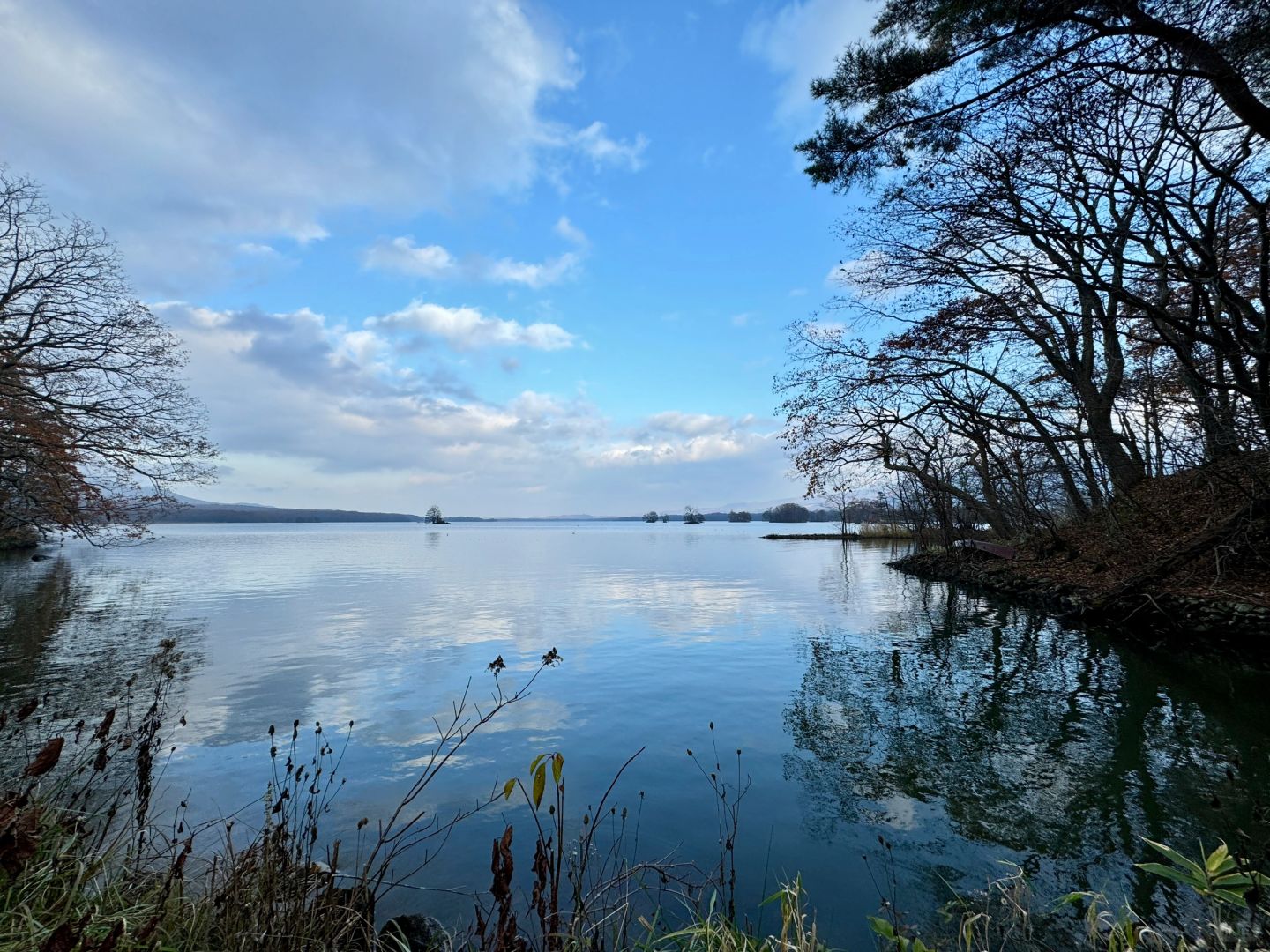 Sapporo/Hokkaido-Hokkaido Onuma Park, surrounded by Mount Komagatake, the lake looks like a natural mirror