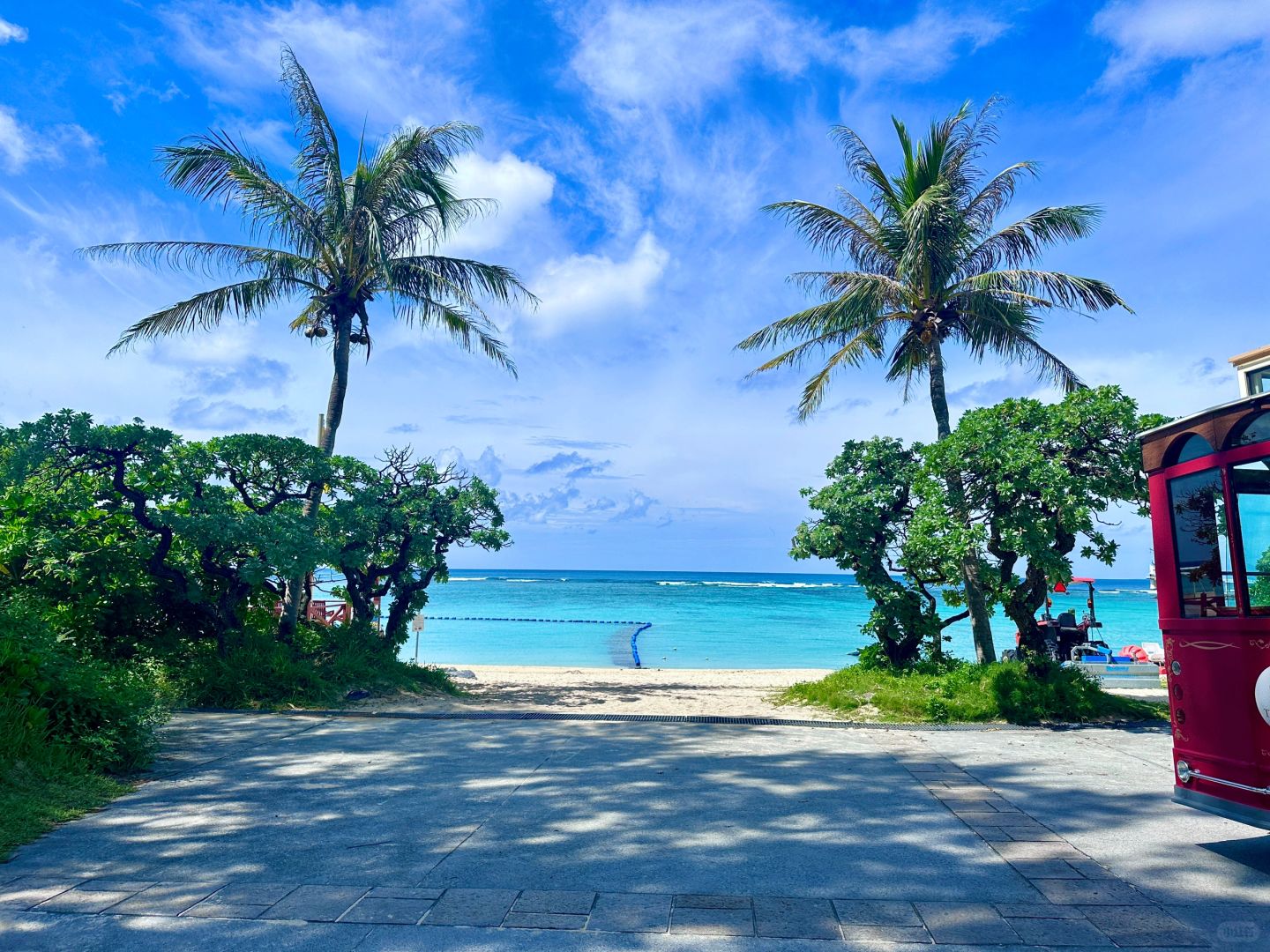 Okinawa-Stay at The Moon Beach Museum Hotel in Okinawa and get a guide to deep-sea diving