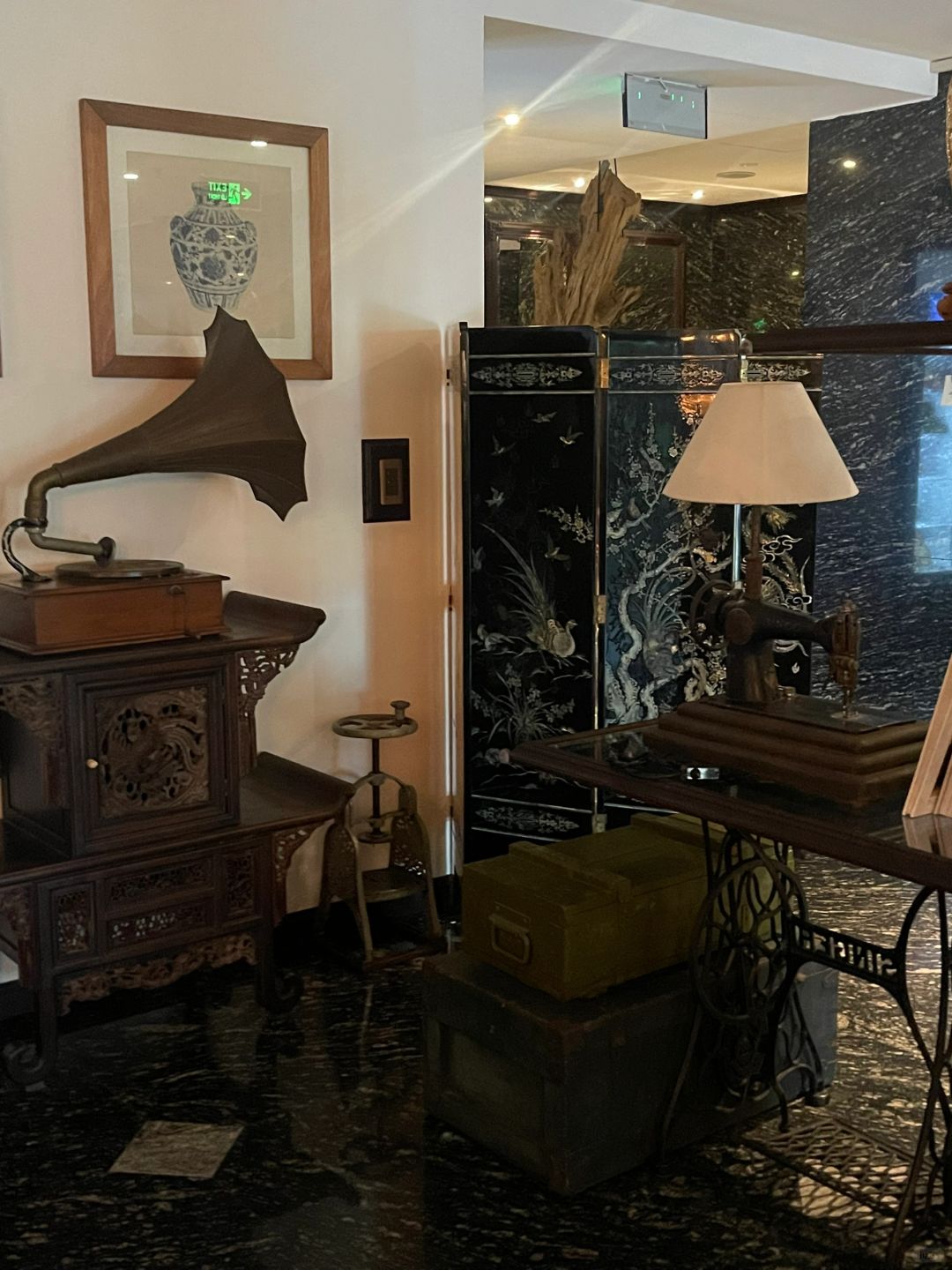 Ho Chi Minh-Amanaki Thao Dien Hotel, 🧺a Ho Chi Minh hotel decorated with antique vases and easels