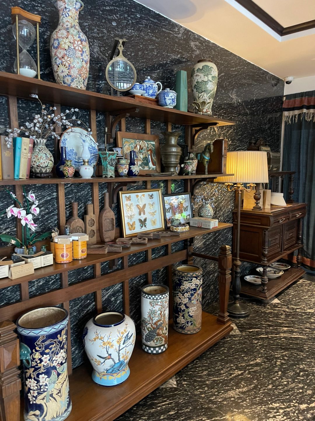 Ho Chi Minh-Amanaki Thao Dien Hotel, 🧺a Ho Chi Minh hotel decorated with antique vases and easels