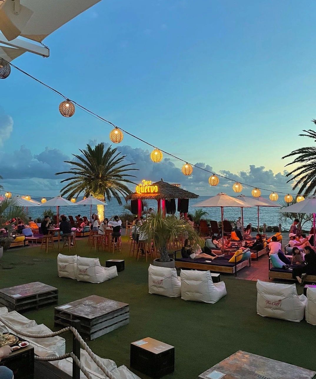 Busan/Jeju-Cafe & Pub is a seaside open-air bar where you can lie on the bed and watch the sunset