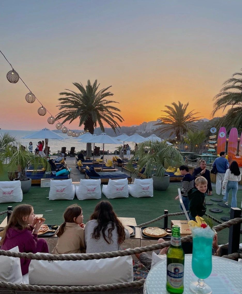 Busan/Jeju-Cafe & Pub is a seaside open-air bar where you can lie on the bed and watch the sunset