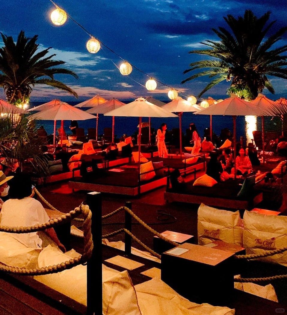 Busan/Jeju-Cafe & Pub is a seaside open-air bar where you can lie on the bed and watch the sunset