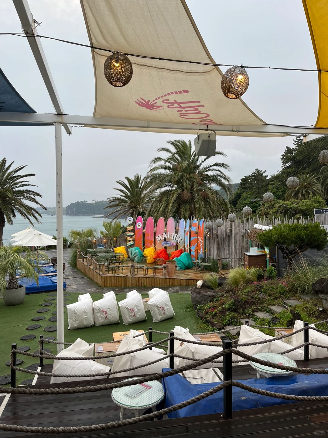 Busan/Jeju-Cafe & Pub is a seaside open-air bar where you can lie on the bed and watch the sunset