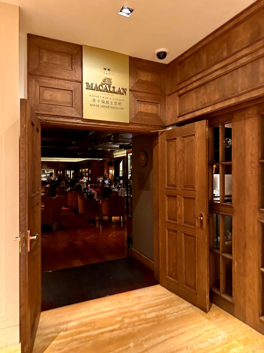 Macao-Galaxy Hotel Macallan Whisky Bar, with live performances by resident singers every night