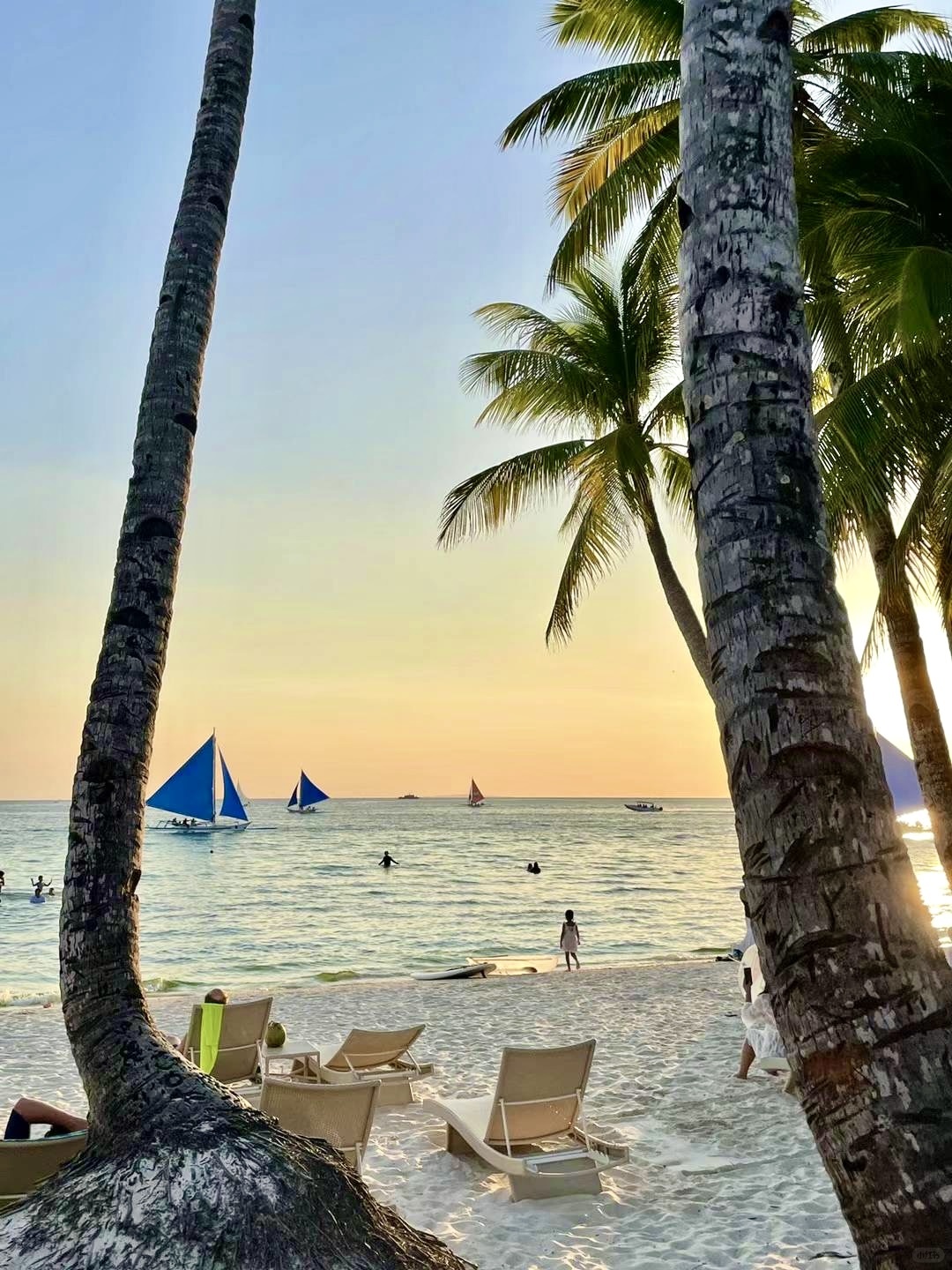 Boracay-The Sunny Side Cafe on Boracay is as beautiful as a painting, no color adjustment required