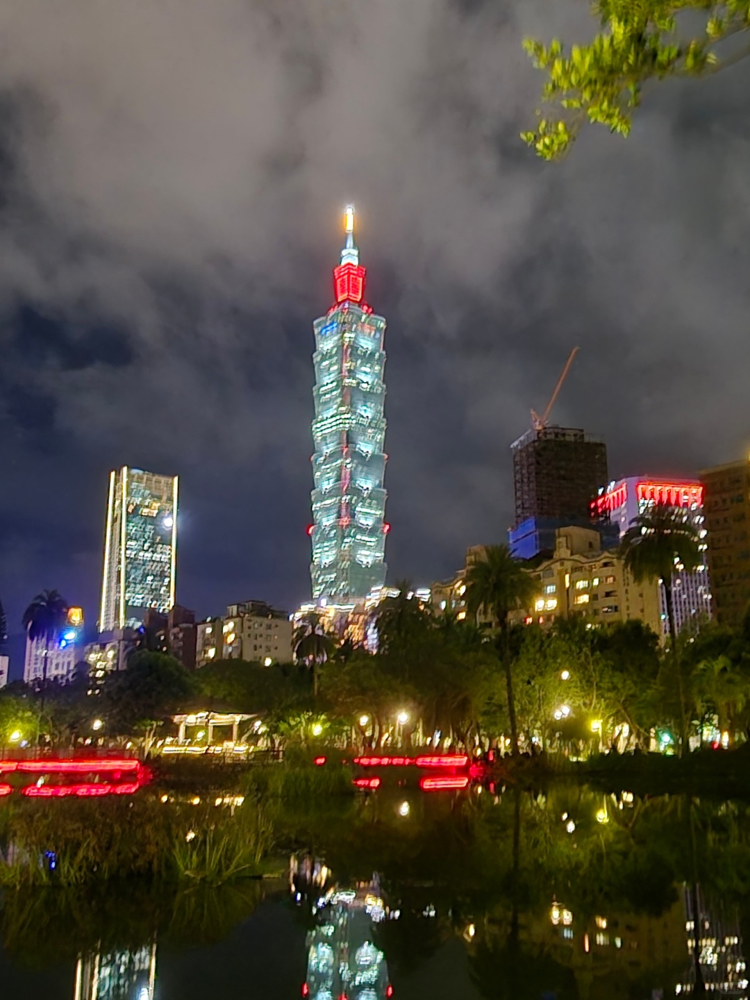 Taiwan-Taipei Zhongshan Park, where I want to take CRUSH on a date, many couples are kissing