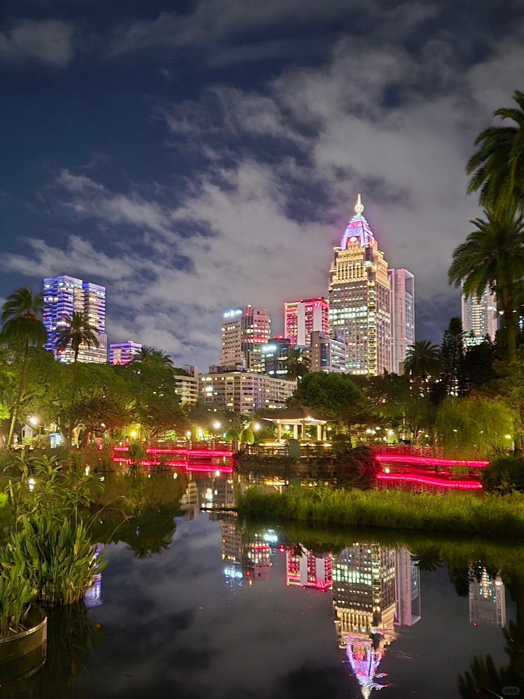 Taiwan-Taipei Zhongshan Park, where I want to take CRUSH on a date, many couples are kissing