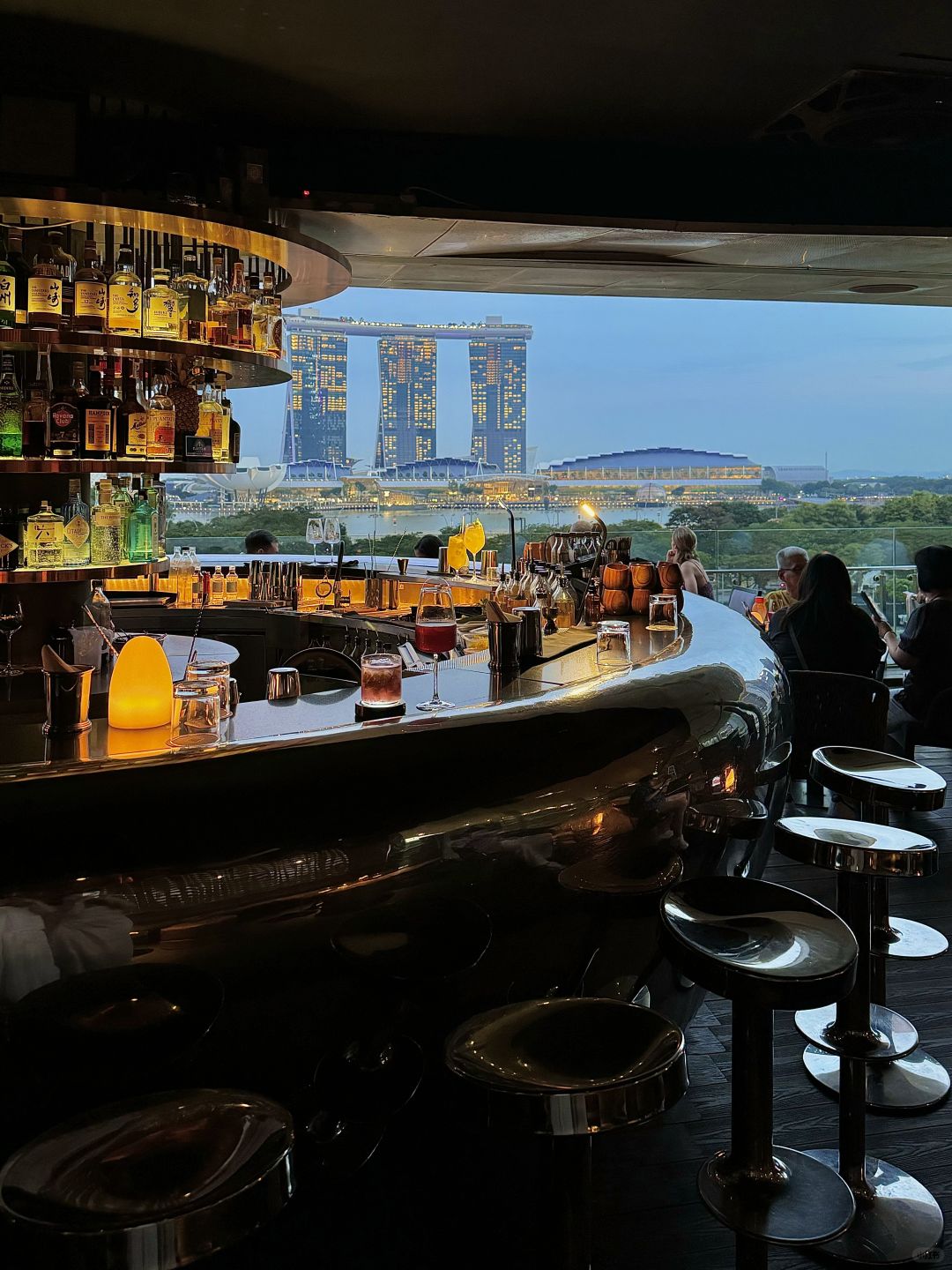 Singapore-Smoke & Mirrors Bar, experience 12 unique cocktails and overlook the night view of Singapore city