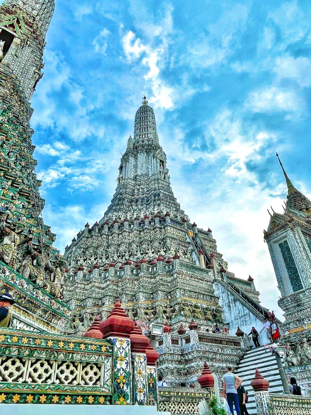 Bangkok-One day tour guide to Bangkok. Grand Palace, Alen Temple, Chinatown, and Icon Siam Shopping