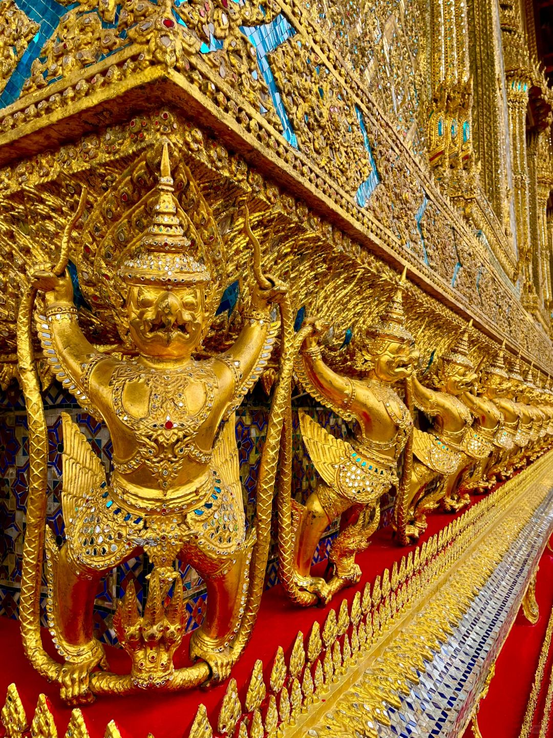 Bangkok-One day tour guide to Bangkok. Grand Palace, Alen Temple, Chinatown, and Icon Siam Shopping