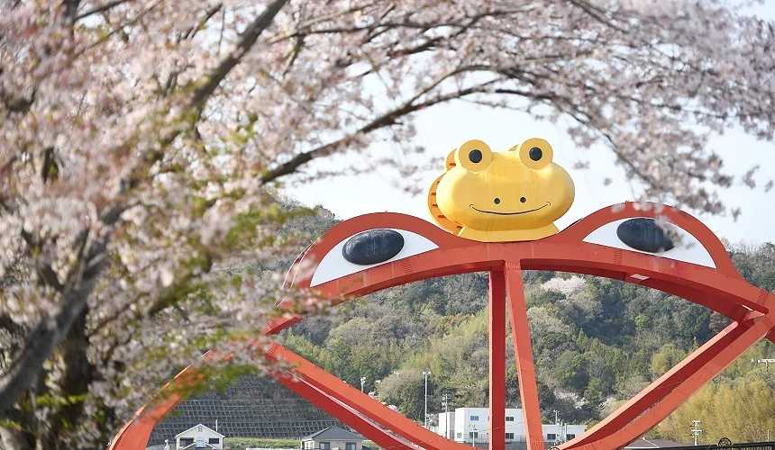 Osaka-In addition to Osaka Castle, is there also a "Kosaka Castle" in Osaka? A giant Meiji chocolate wall?