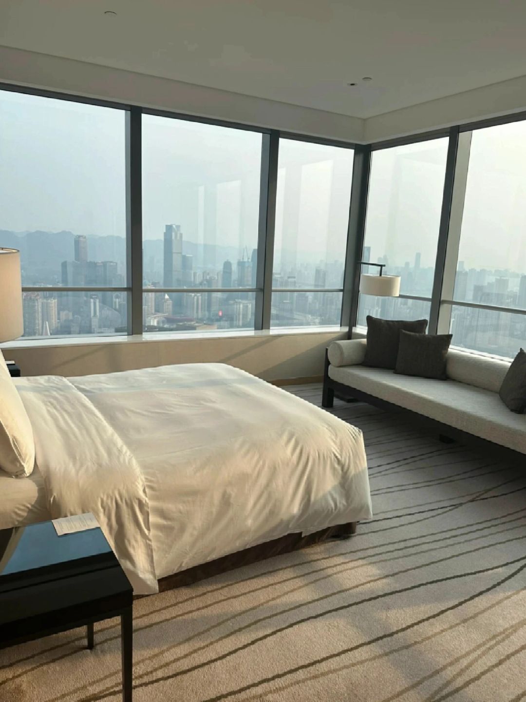 Sichuan-The five-star Niccol ò Hotel in Chongqing is located at the top of the mountain city, offering excellent views