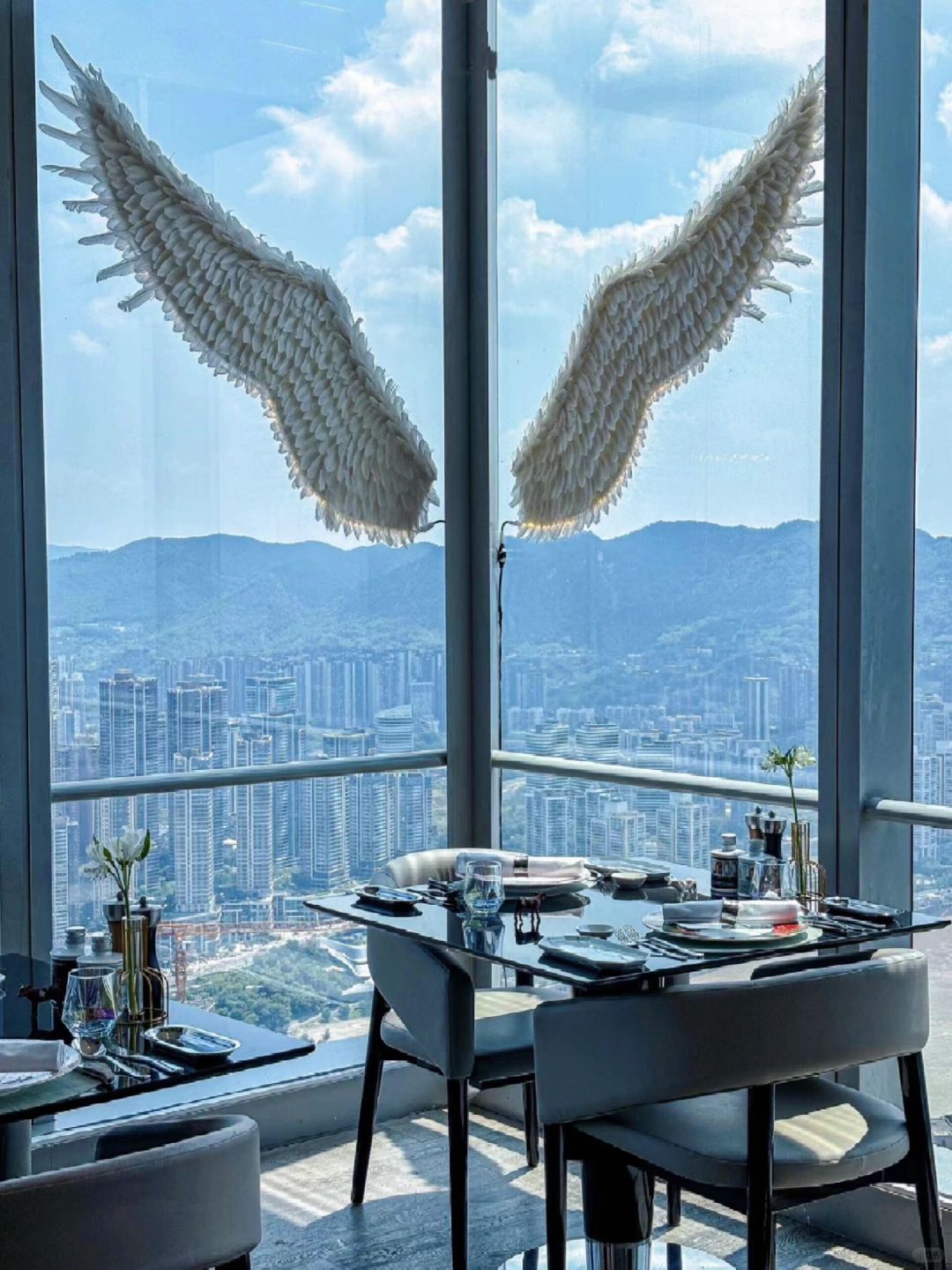 Sichuan-The five-star Niccol ò Hotel in Chongqing is located at the top of the mountain city, offering excellent views