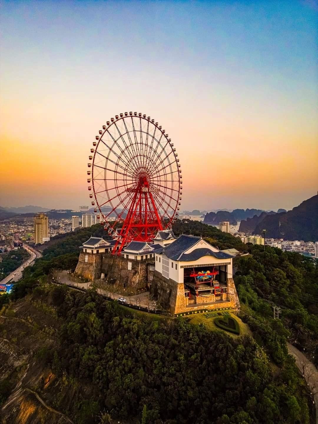 Ho Chi Minh-SunWorld HL, the world's largest double-decker cable car, is located in Halong Bay, Hanoi