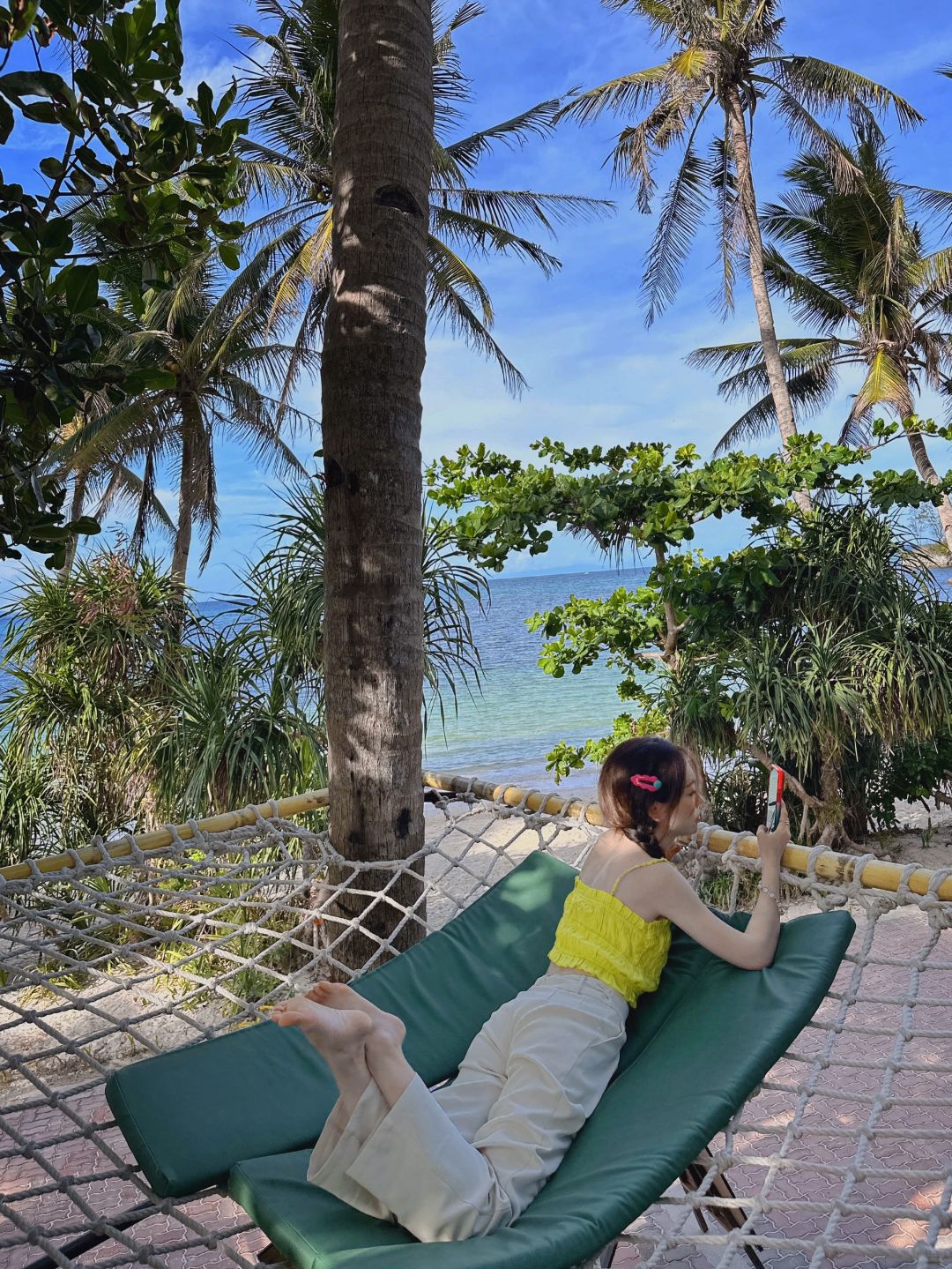 Boracay-Calma Cafe, a seaside cafe in Boracay, where you can lie in a hammock and bask in the sun