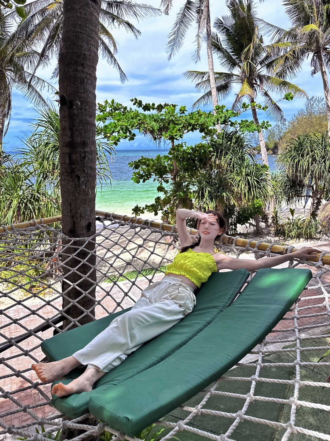 Boracay-Calma Cafe, a seaside cafe in Boracay, where you can lie in a hammock and bask in the sun