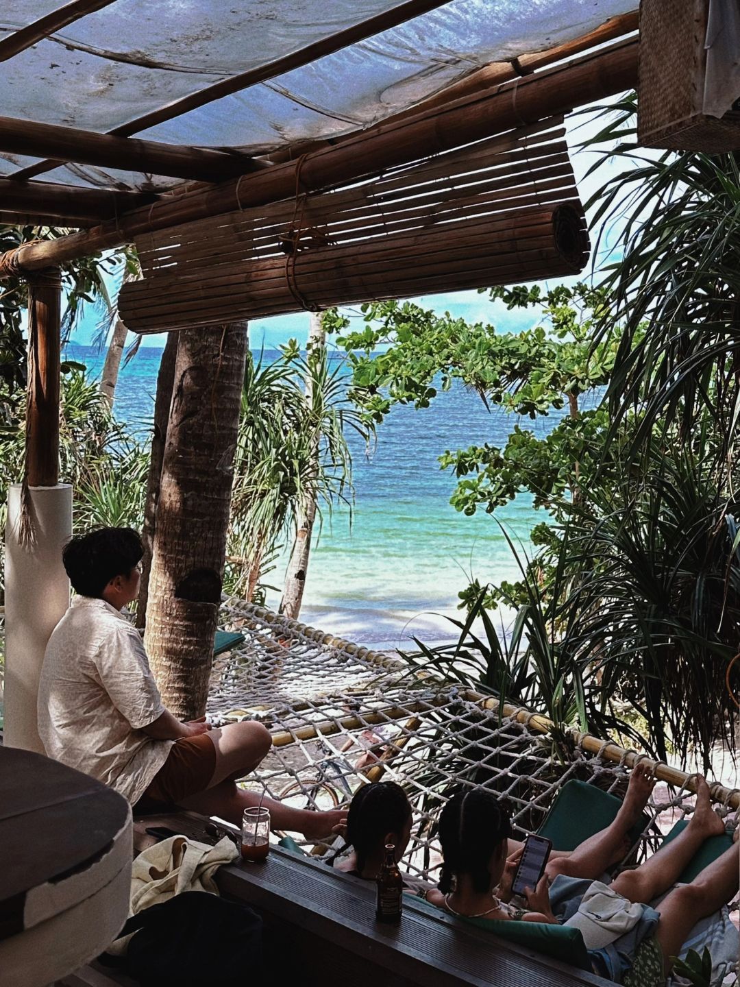 Boracay-Calma Cafe, a seaside cafe in Boracay, where you can lie in a hammock and bask in the sun