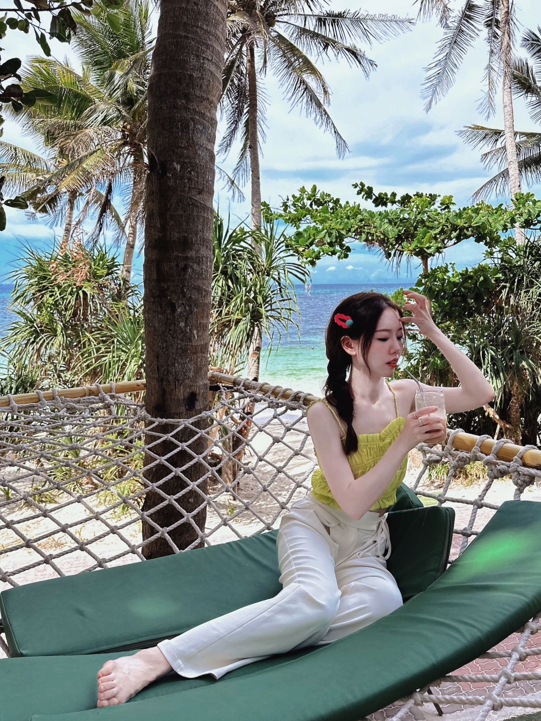 Boracay-Calma Cafe, a seaside cafe in Boracay, where you can lie in a hammock and bask in the sun