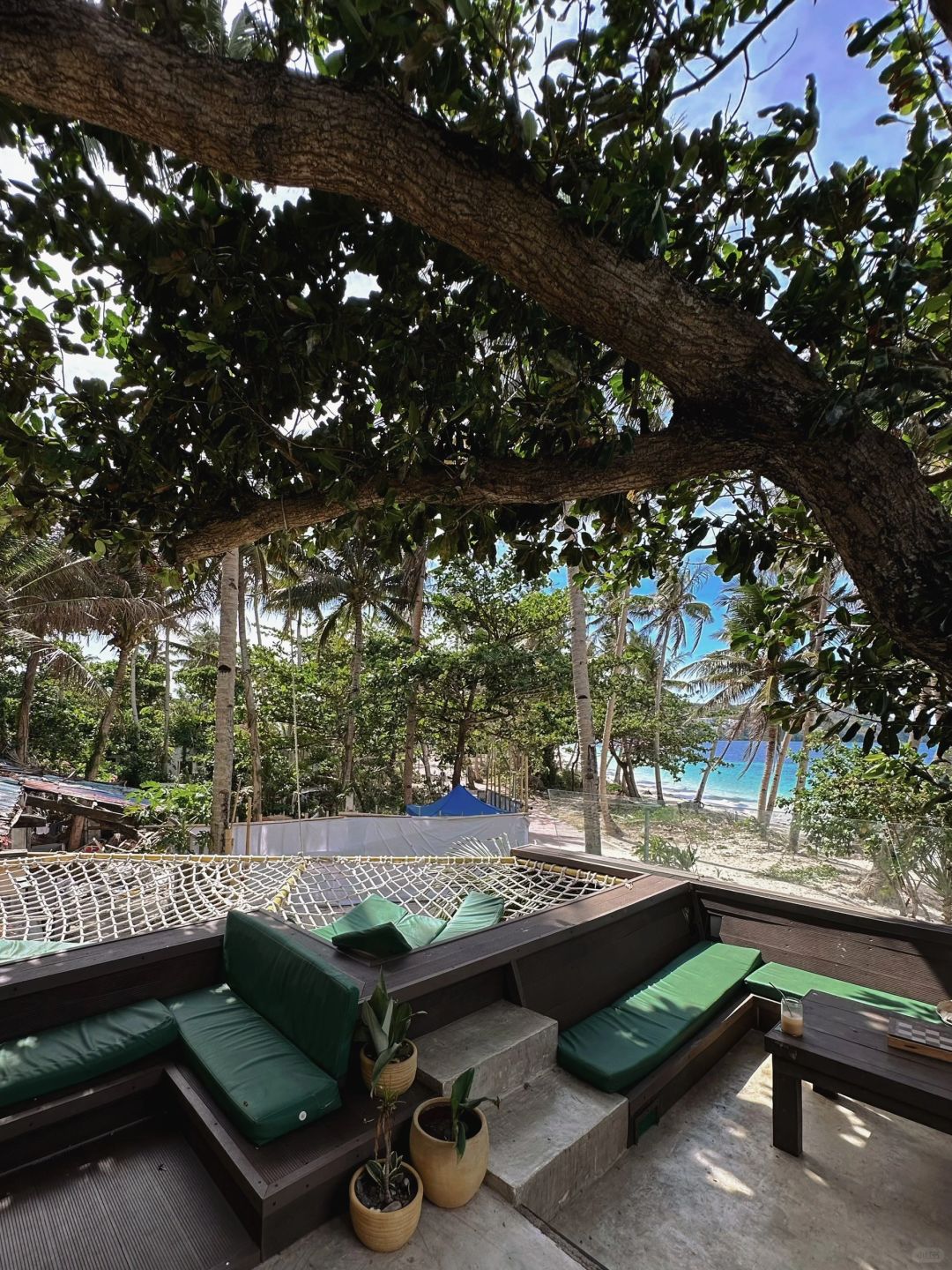 Boracay-Calma Cafe, a seaside cafe in Boracay, where you can lie in a hammock and bask in the sun