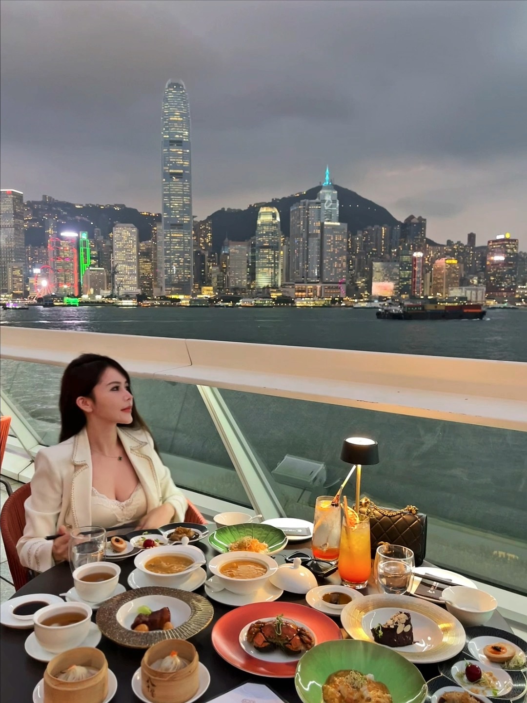 Hong kong-Hong Kong Harbour City restaurant: Enjoy a 270 degree panoramic view of Victoria Harbour and delicious hairy crabs