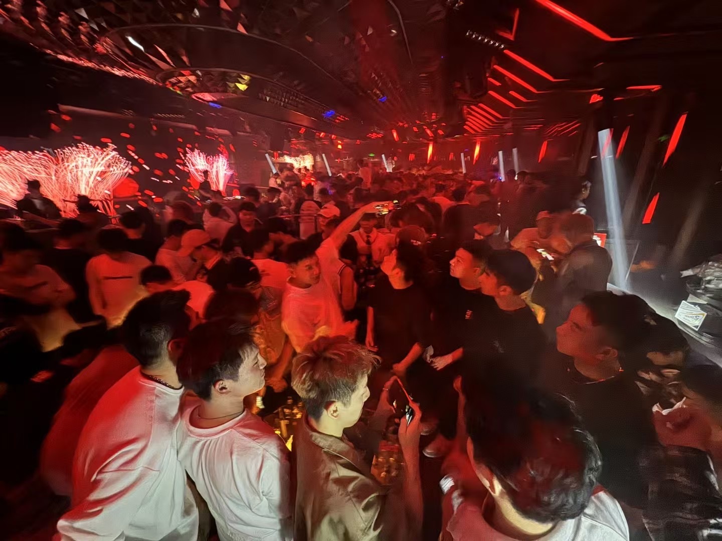 Sichuan-Come to the most popular Butterfly bar in Chengdu and have a night of revelry!