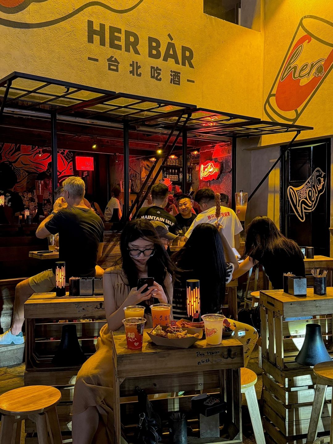 Changsha-The happiest thing at night in Changsha is drinking fruit flavored craft beer with friends on the roadside!