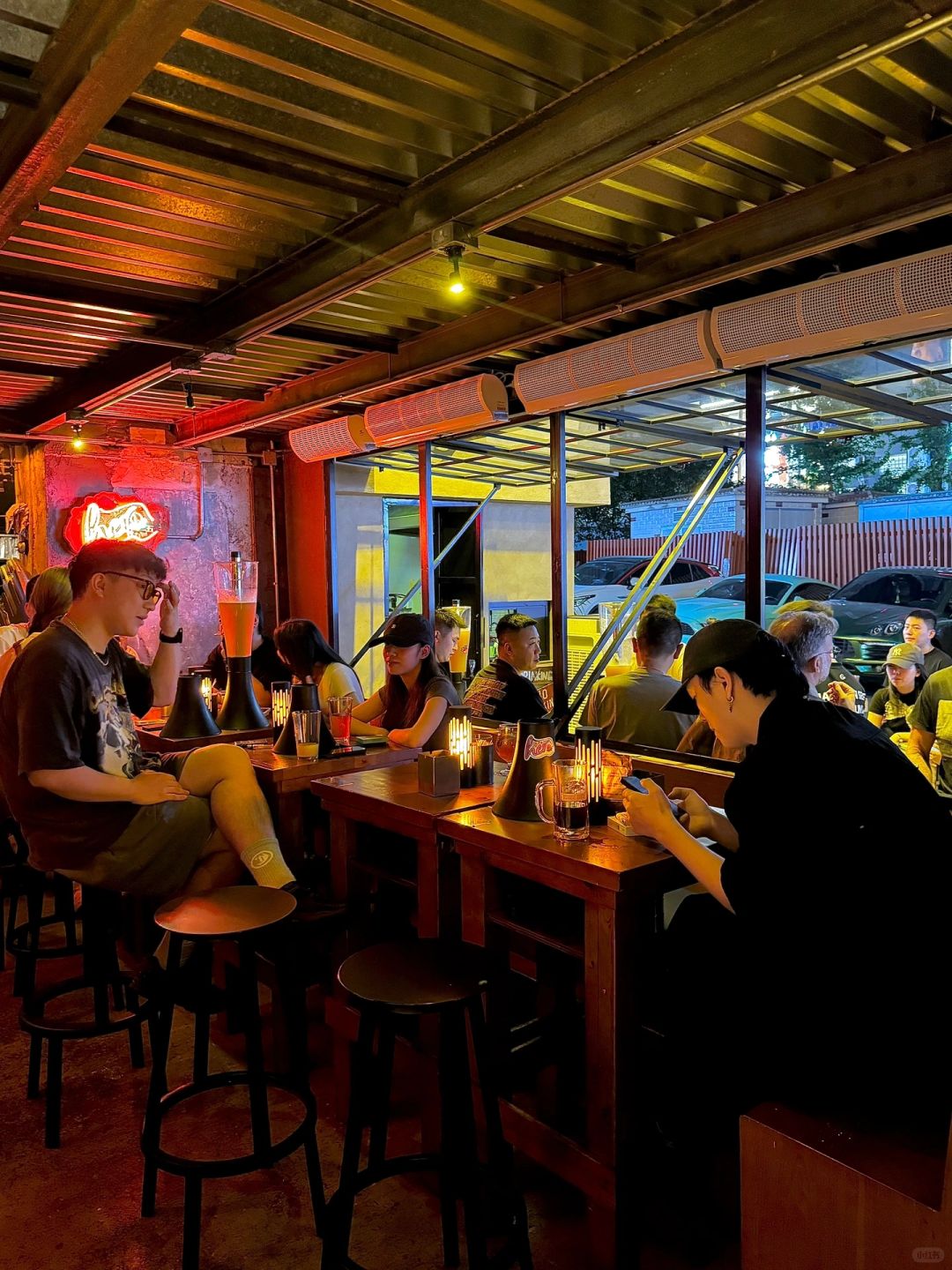 Changsha-The happiest thing at night in Changsha is drinking fruit flavored craft beer with friends on the roadside!