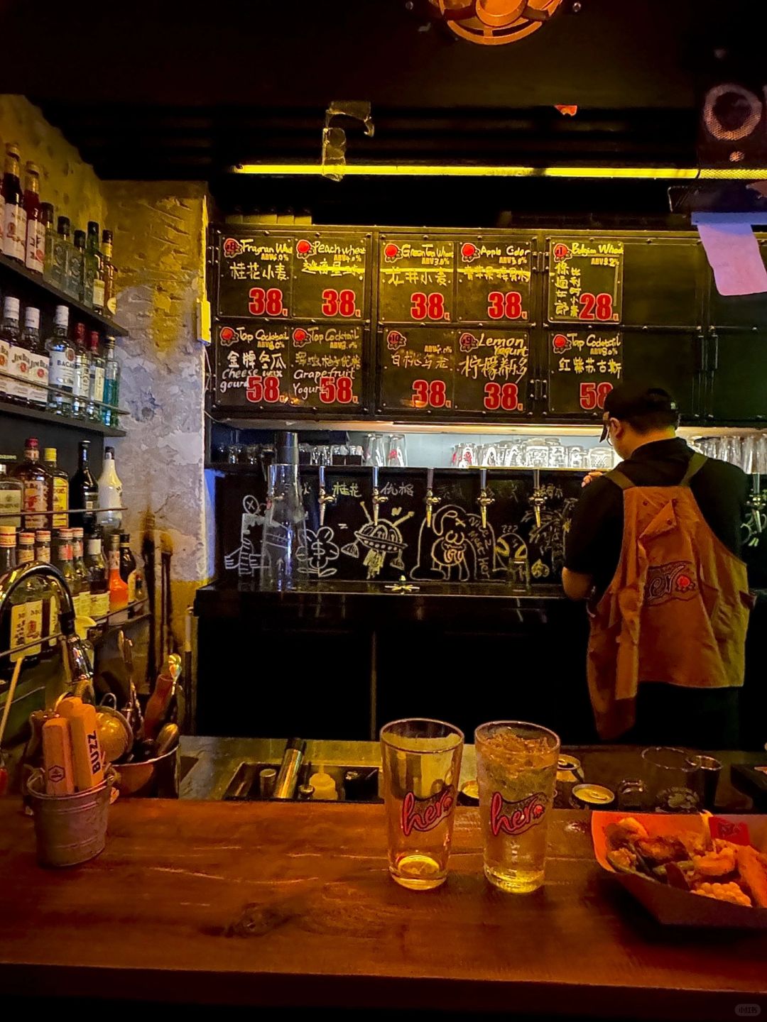 Hunan-The happiest thing at night in Changsha is drinking fruit flavored craft beer with friends on the roadside!