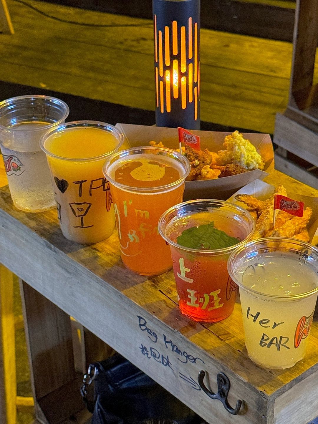 Changsha-The happiest thing at night in Changsha is drinking fruit flavored craft beer with friends on the roadside!