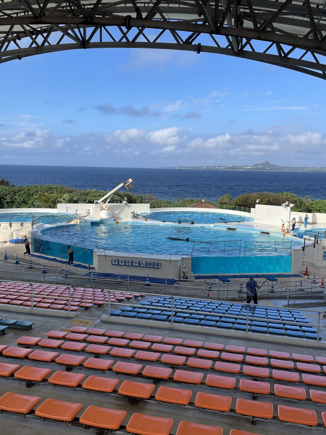 Okinawa-Okinawa Churaumi Aquarium, the huge tank and whale sharks give you a shocking feeling