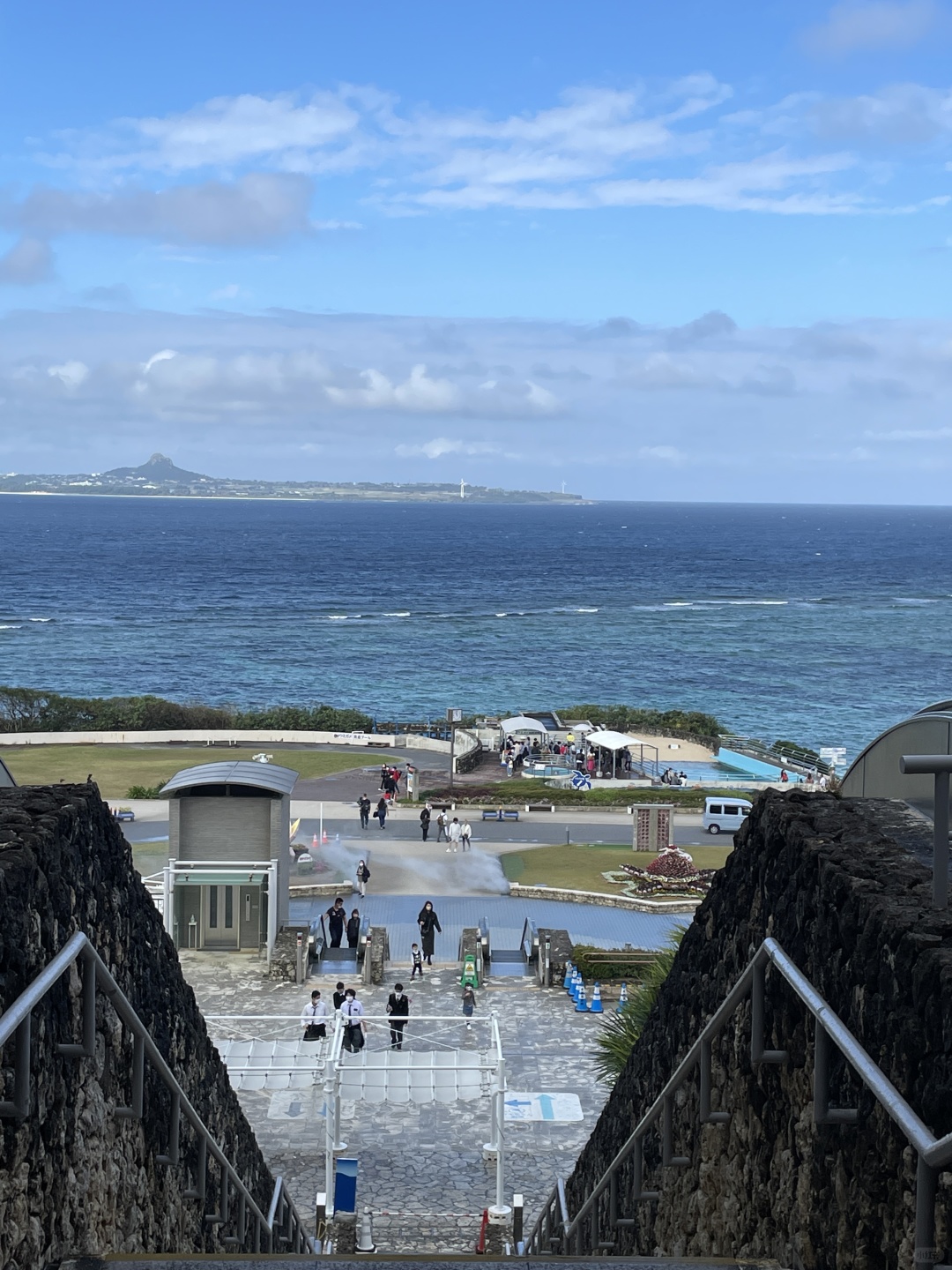 Okinawa-Okinawa Churaumi Aquarium, the huge tank and whale sharks give you a shocking feeling