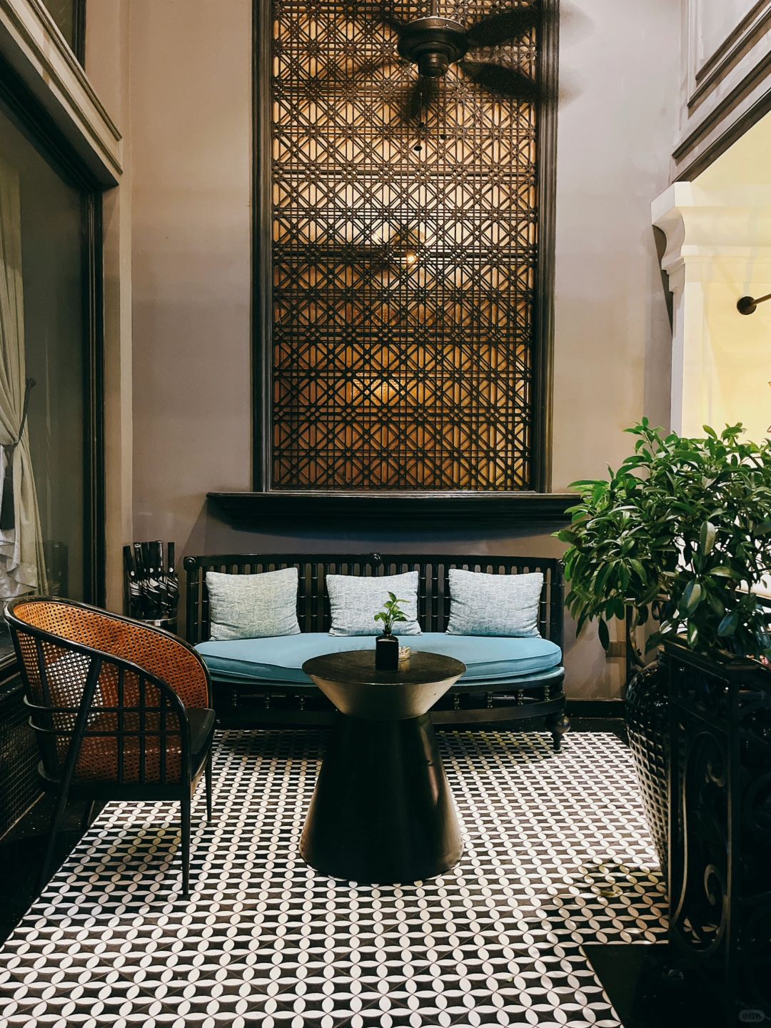 Hanoi-La Siesta Premium Hang Be Hotel, a heavy carved door,🌸inside the door is a dream of Southeast Asia