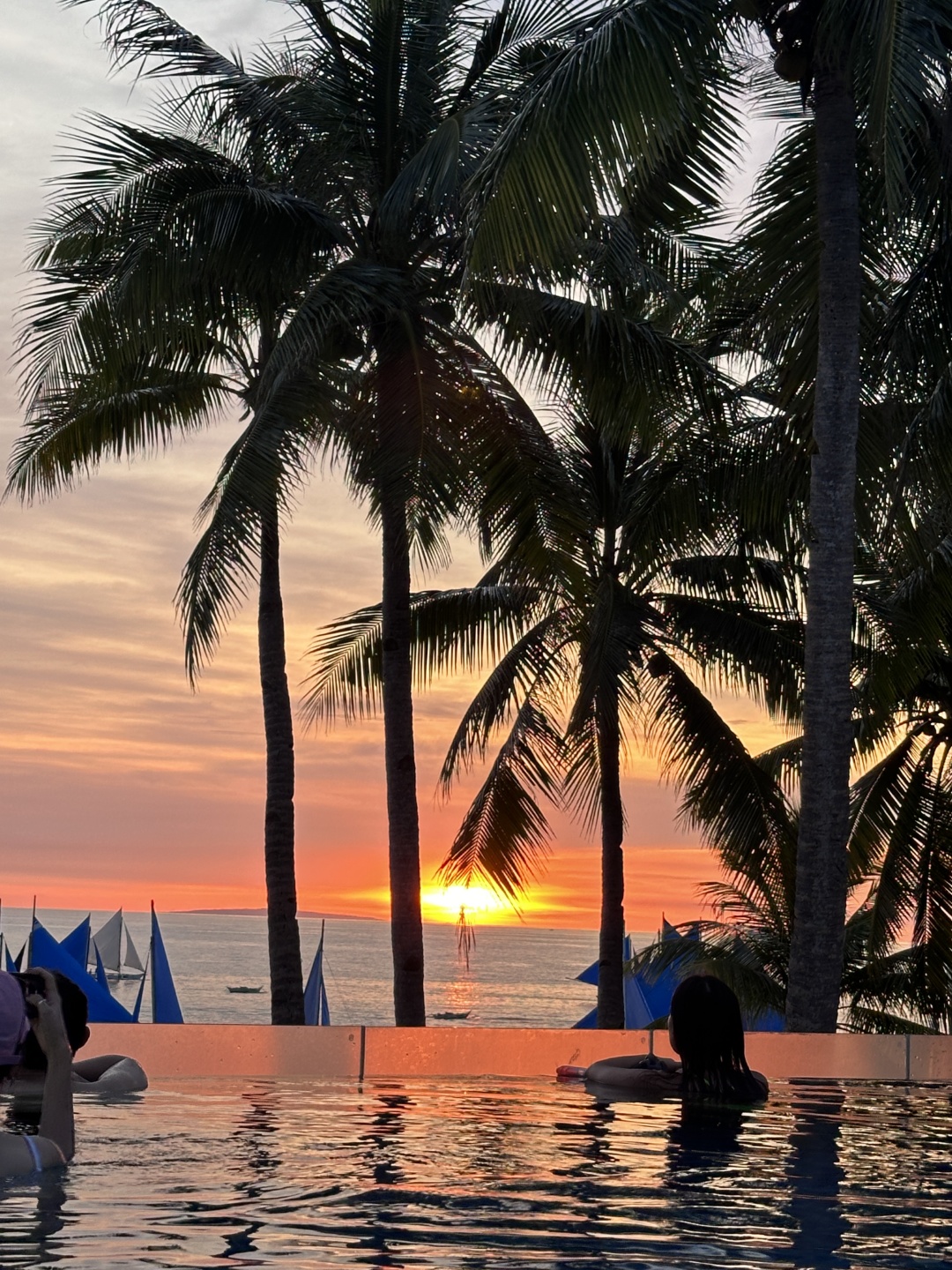 Boracay-S2 Beach Hannah Crystal Sands Hotel, superb pool bar that satisfies all your travel fantasies