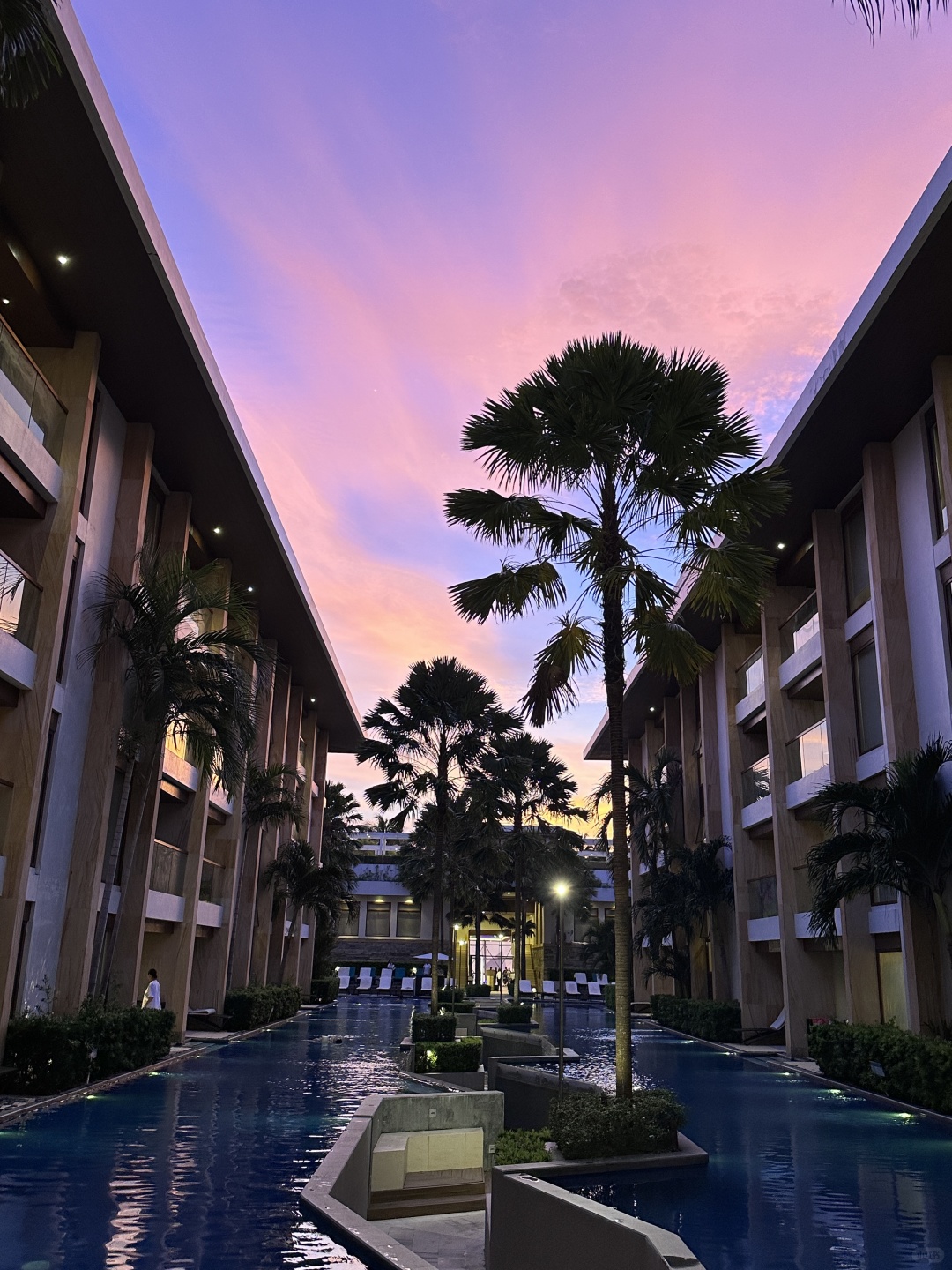 Boracay-S2 Beach Hannah Crystal Sands Hotel, superb pool bar that satisfies all your travel fantasies