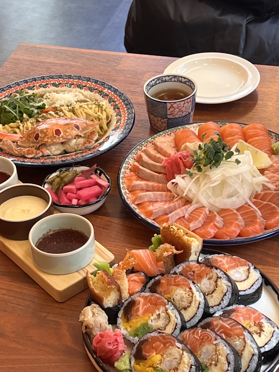 Seoul-Seoul's Roy Roy (로이로이) restaurant, tasting sashimi salmon and seafood spaghetti