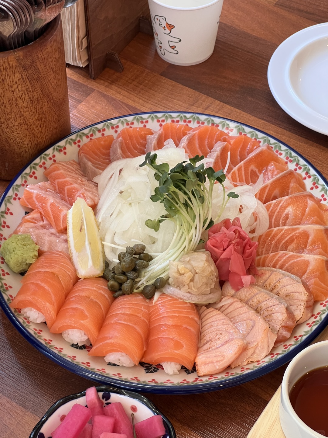 Seoul-Seoul's Roy Roy (로이로이) restaurant, tasting sashimi salmon and seafood spaghetti