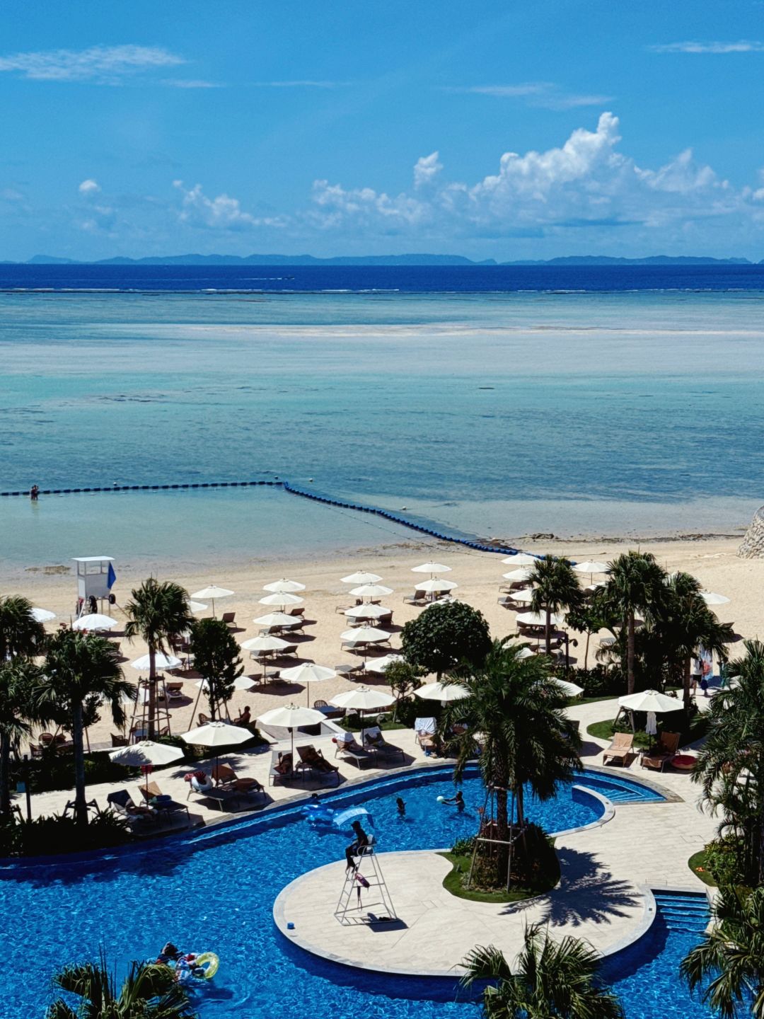 Okinawa-Ryukyu Resort Hotel in Okinawa provides brand new beach slippers and beach bags for free