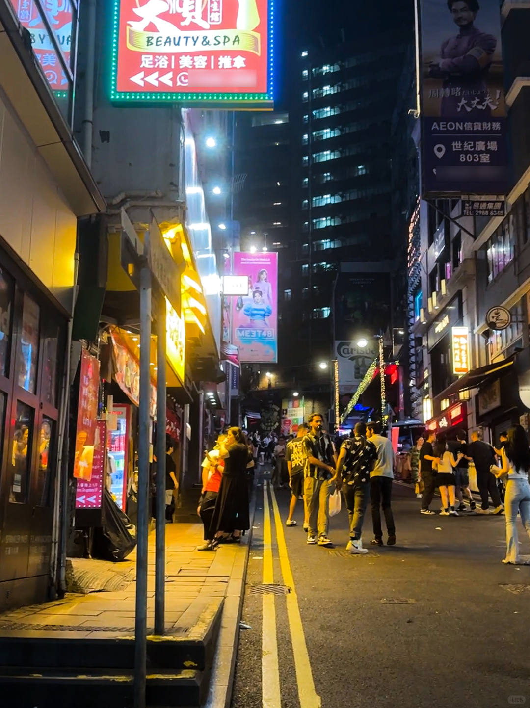 Hong kong-Drink and dance at Faye Bar, Zeus Club and Space Bar. Crazy nightlife in Lan Kwai Fong