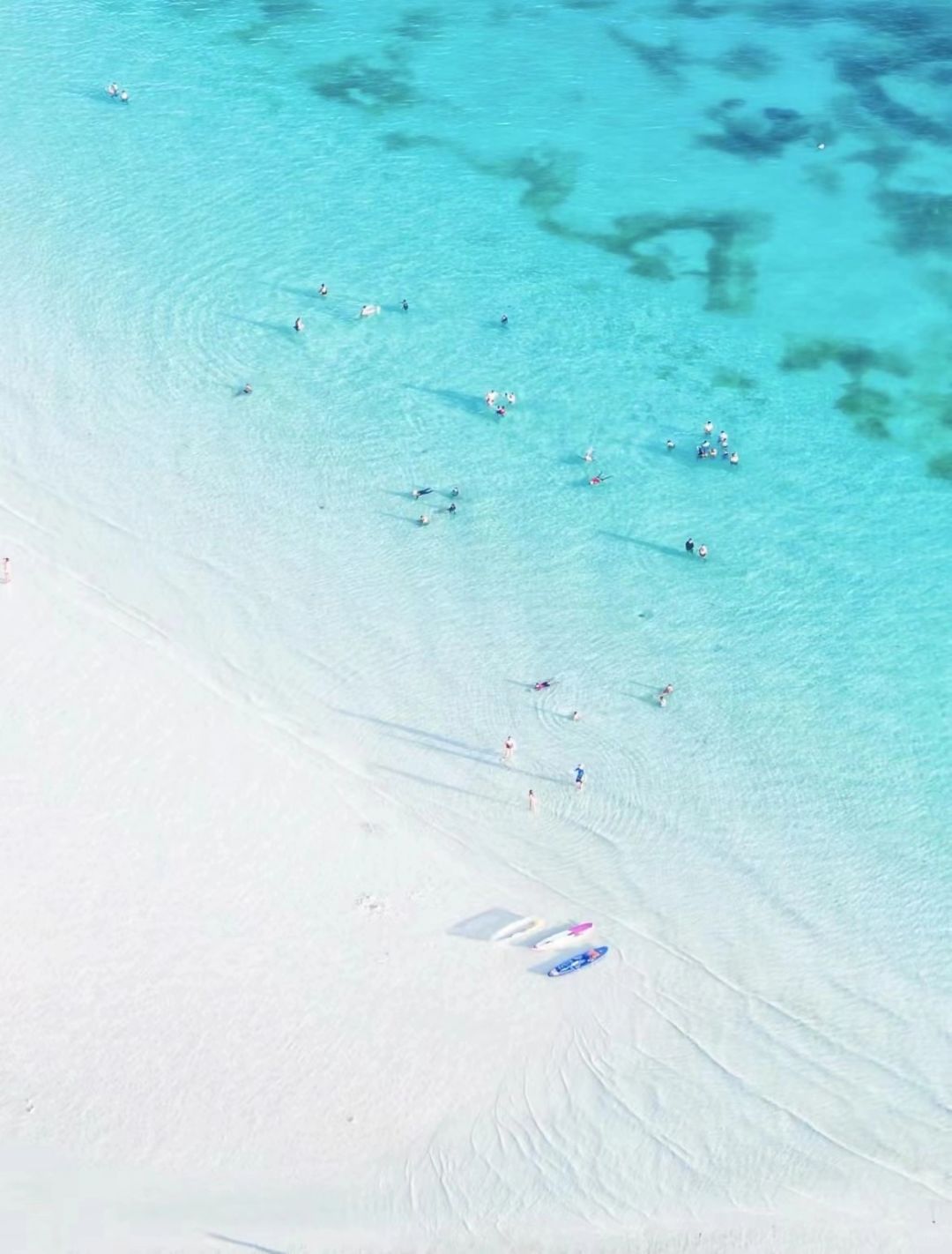 Boracay-Boracay's seven-kilometer-long white sand beach is world-famous and is rated as the most beautiful island in the world by National Geographic.