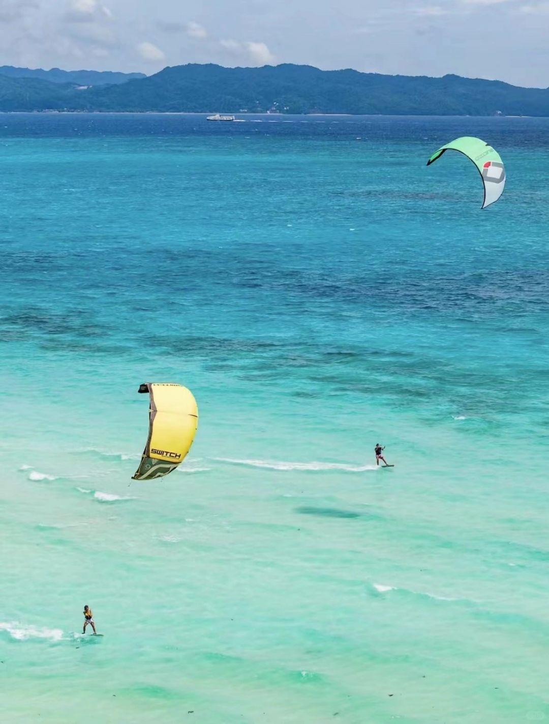 Boracay-Boracay's seven-kilometer-long white sand beach is world-famous and is rated as the most beautiful island in the world by National Geographic.