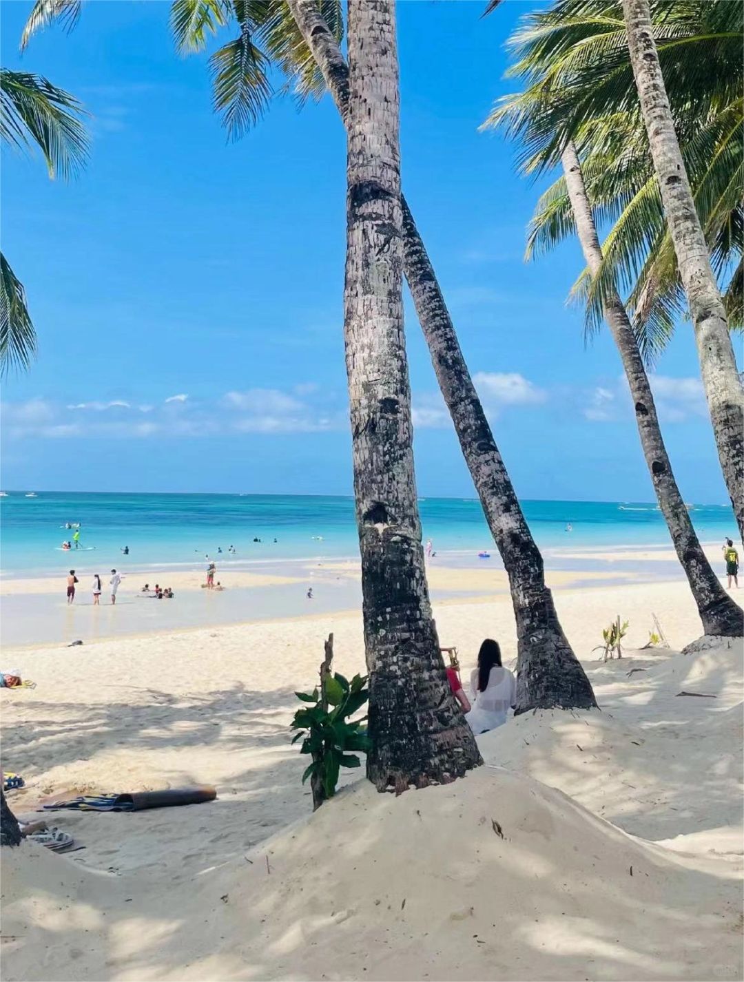 Boracay-Boracay's seven-kilometer-long white sand beach is world-famous and is rated as the most beautiful island in the world by National Geographic.