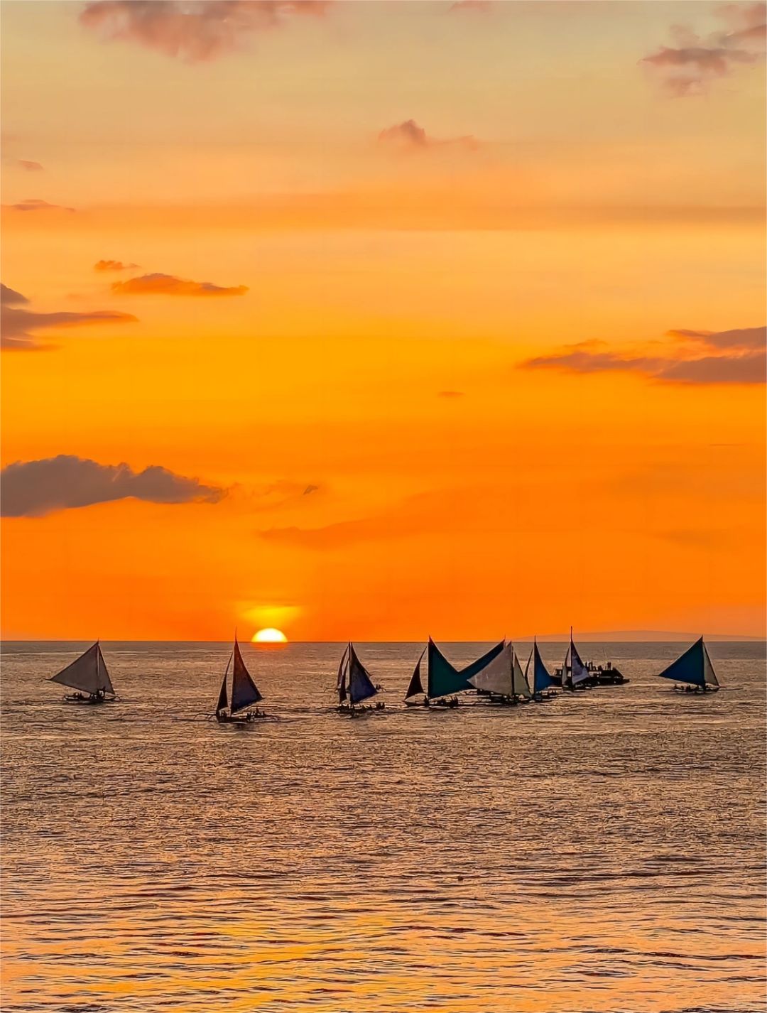 Boracay-Boracay's seven-kilometer-long white sand beach is world-famous and is rated as the most beautiful island in the world by National Geographic.