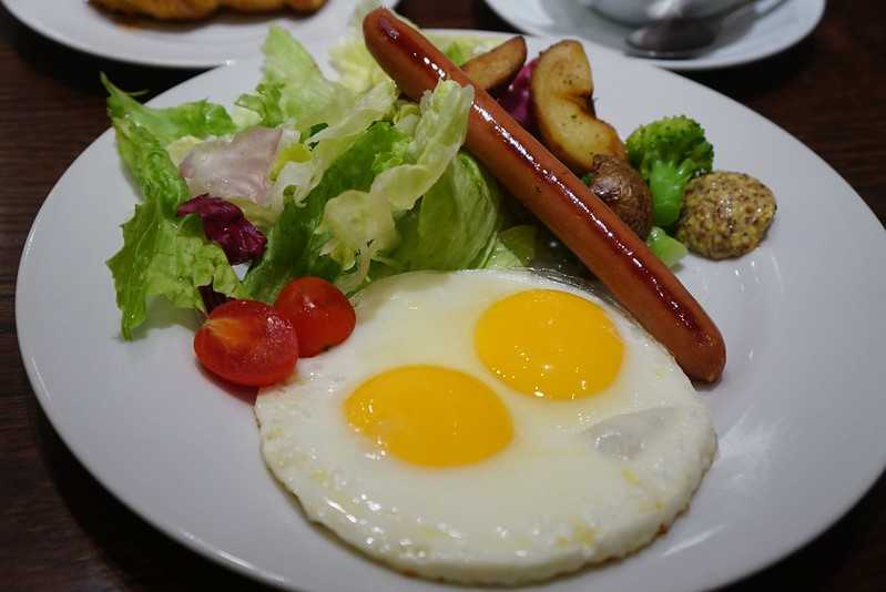 Osaka-A century-old restaurant in Kyoto called Jinjindo. All-you-can-eat breakfast with  cheap and popular bread