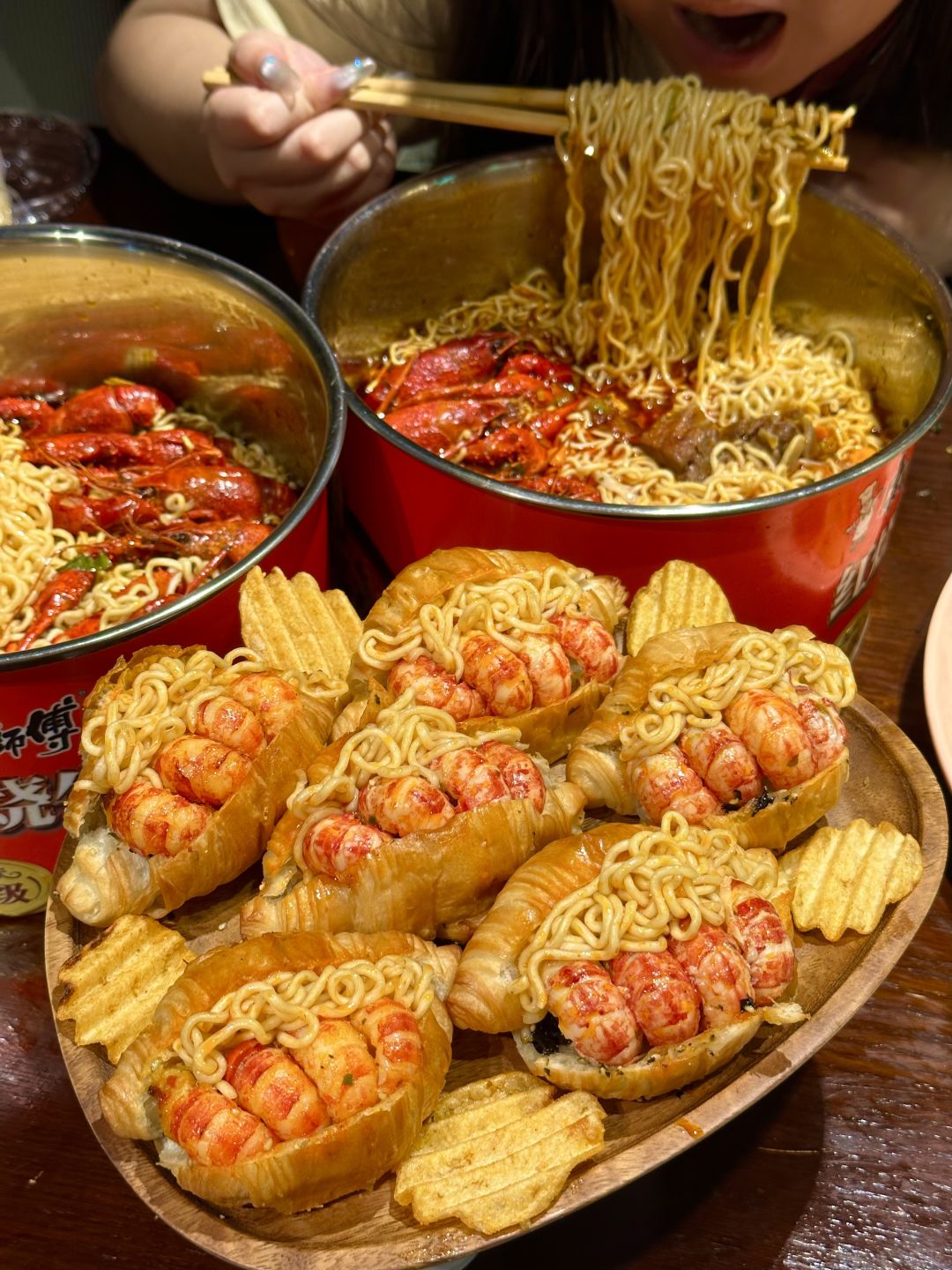 Jiangsu/Zhejiang/Shanghai-Come to Shanghai Shrimp Fun restaurant eating XXL size crayfish instant noodles！