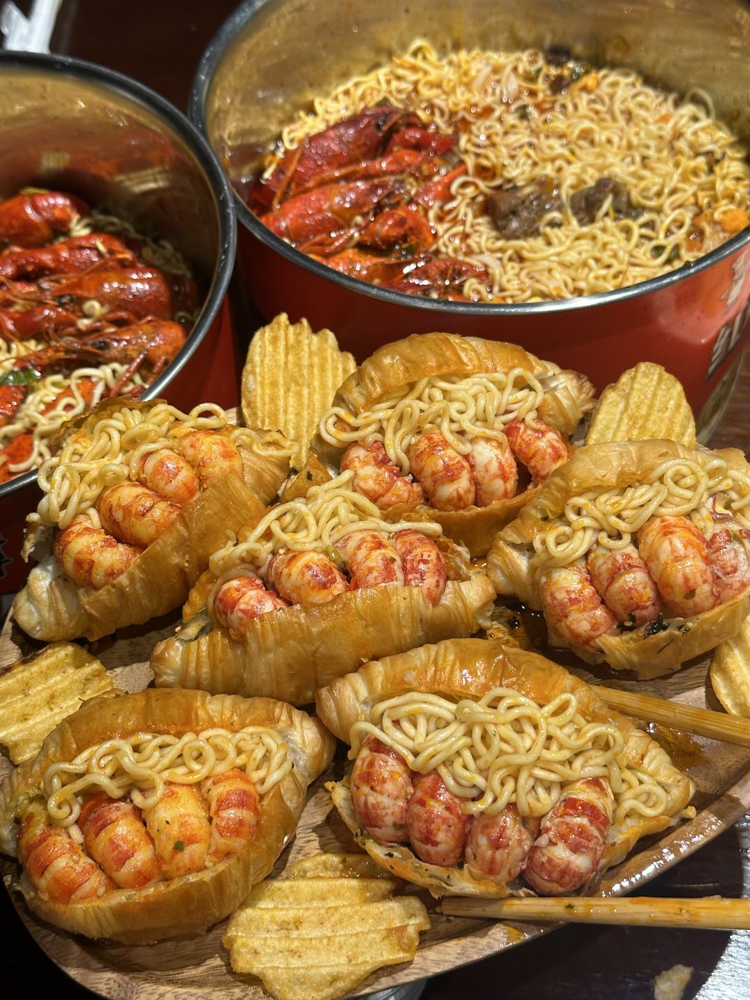 Jiangsu/Zhejiang/Shanghai-Come to Shanghai Shrimp Fun restaurant eating XXL size crayfish instant noodles！