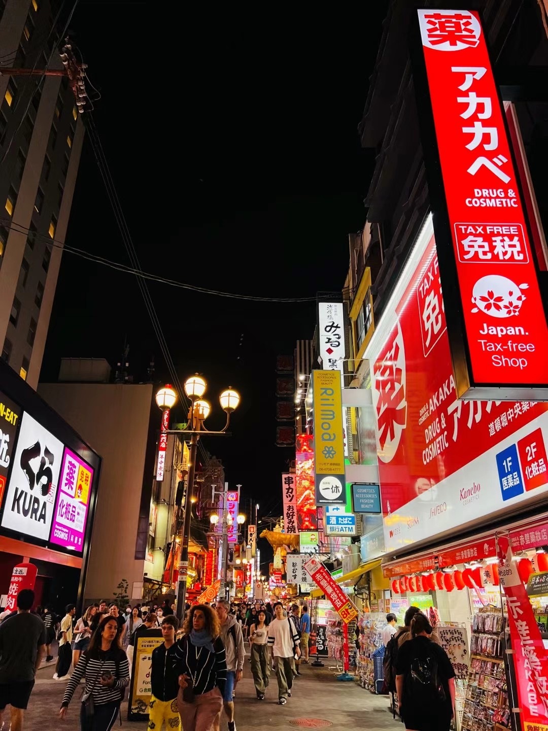 Osaka-Dotonbori, the shining pearl of Osaka, is the most famous shopping and food destination