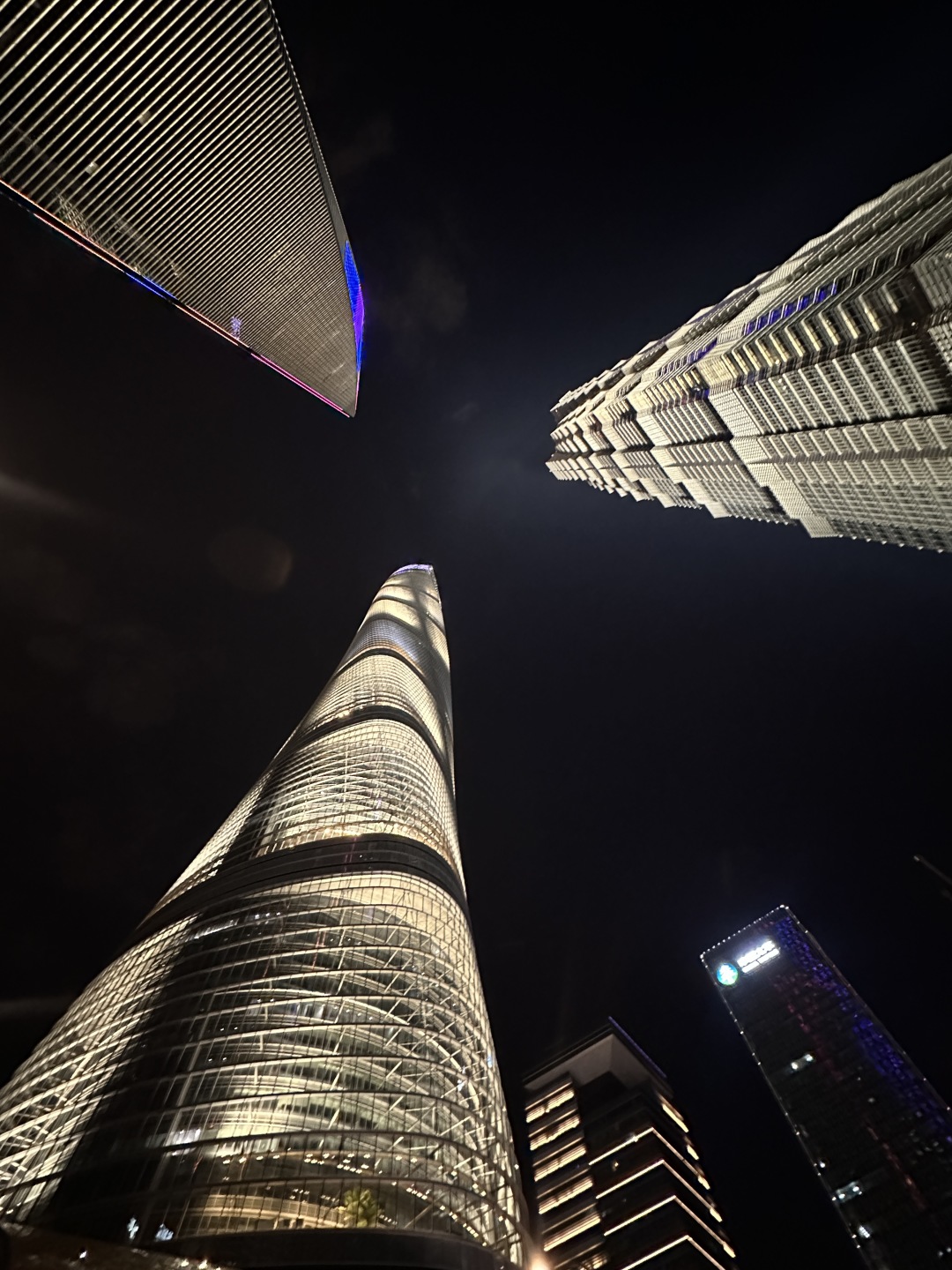 Jiangsu/Zhejiang/Shanghai-There is no better place to take a photo of yourself while traveling in Shanghai than in Lujiazui!