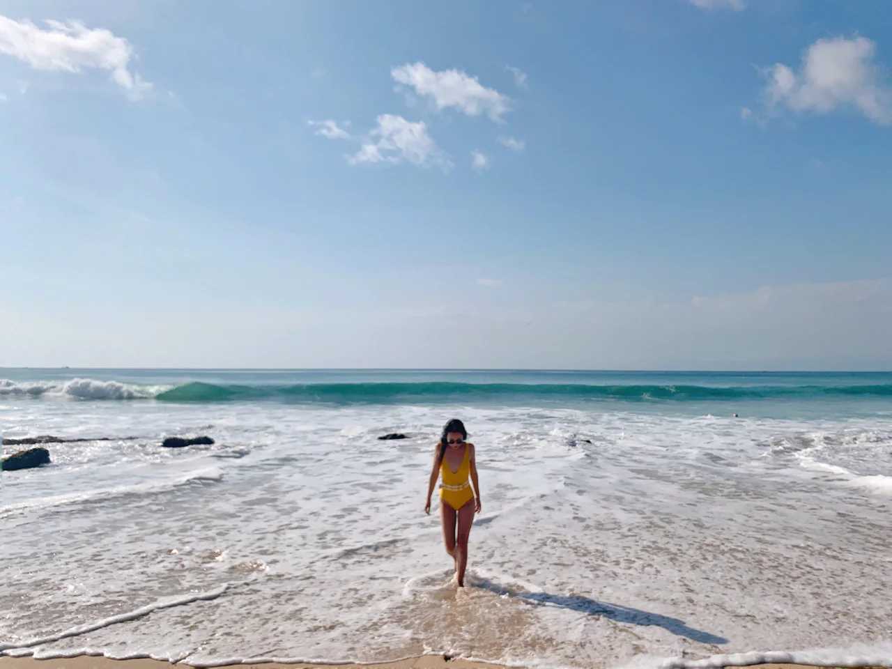 Bali-Ayana Kubu Beach, there are sun loungers with parasols and towels on the beach. Drinks can be ordered