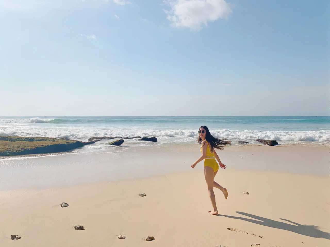 Bali-Ayana Kubu Beach, there are sun loungers with parasols and towels on the beach. Drinks can be ordered